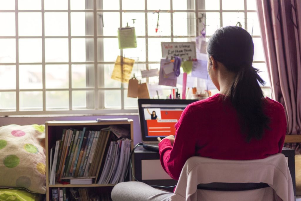 a student completes an e-learning course on a laptop