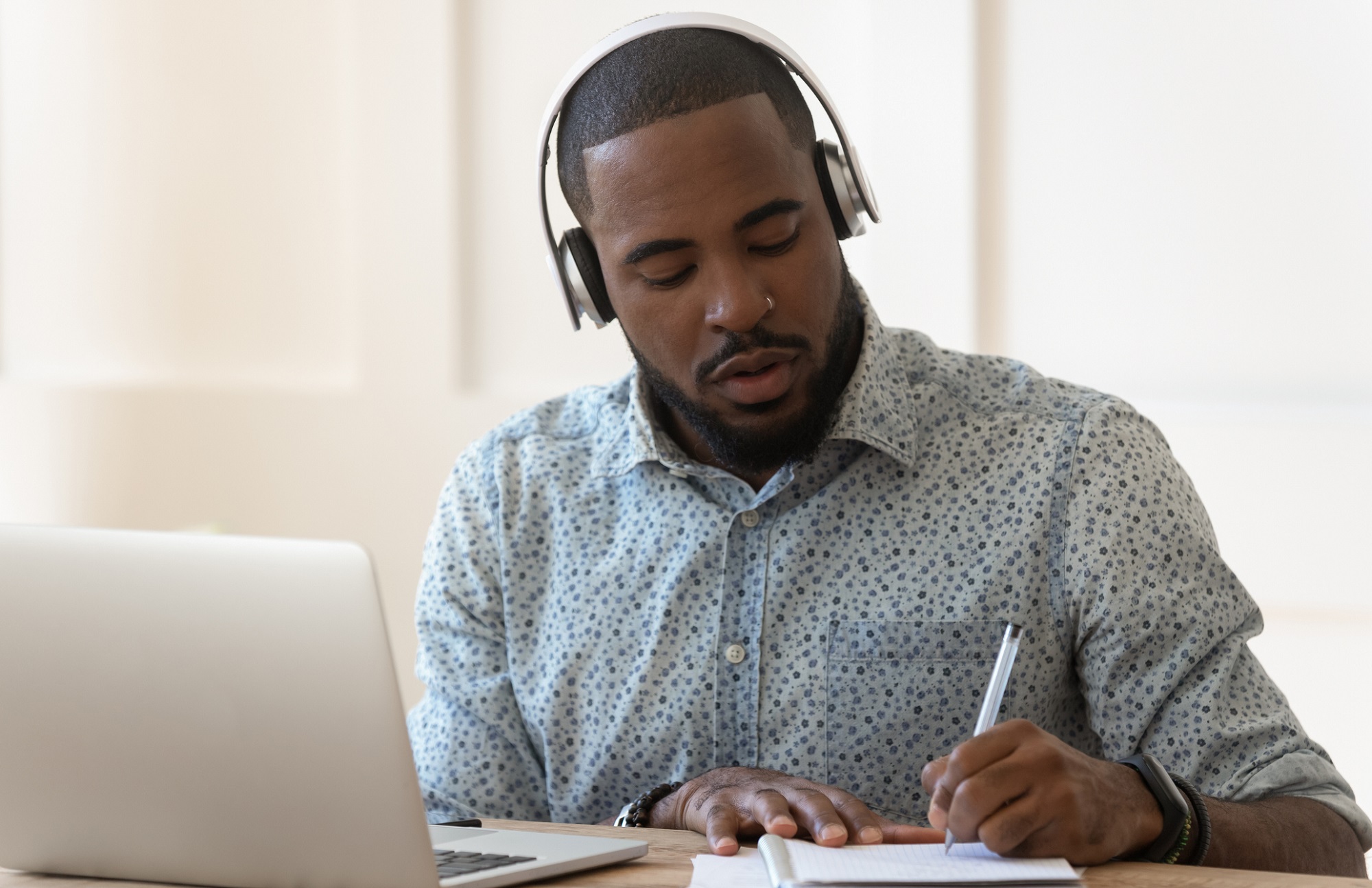 A student learning finance using an online course