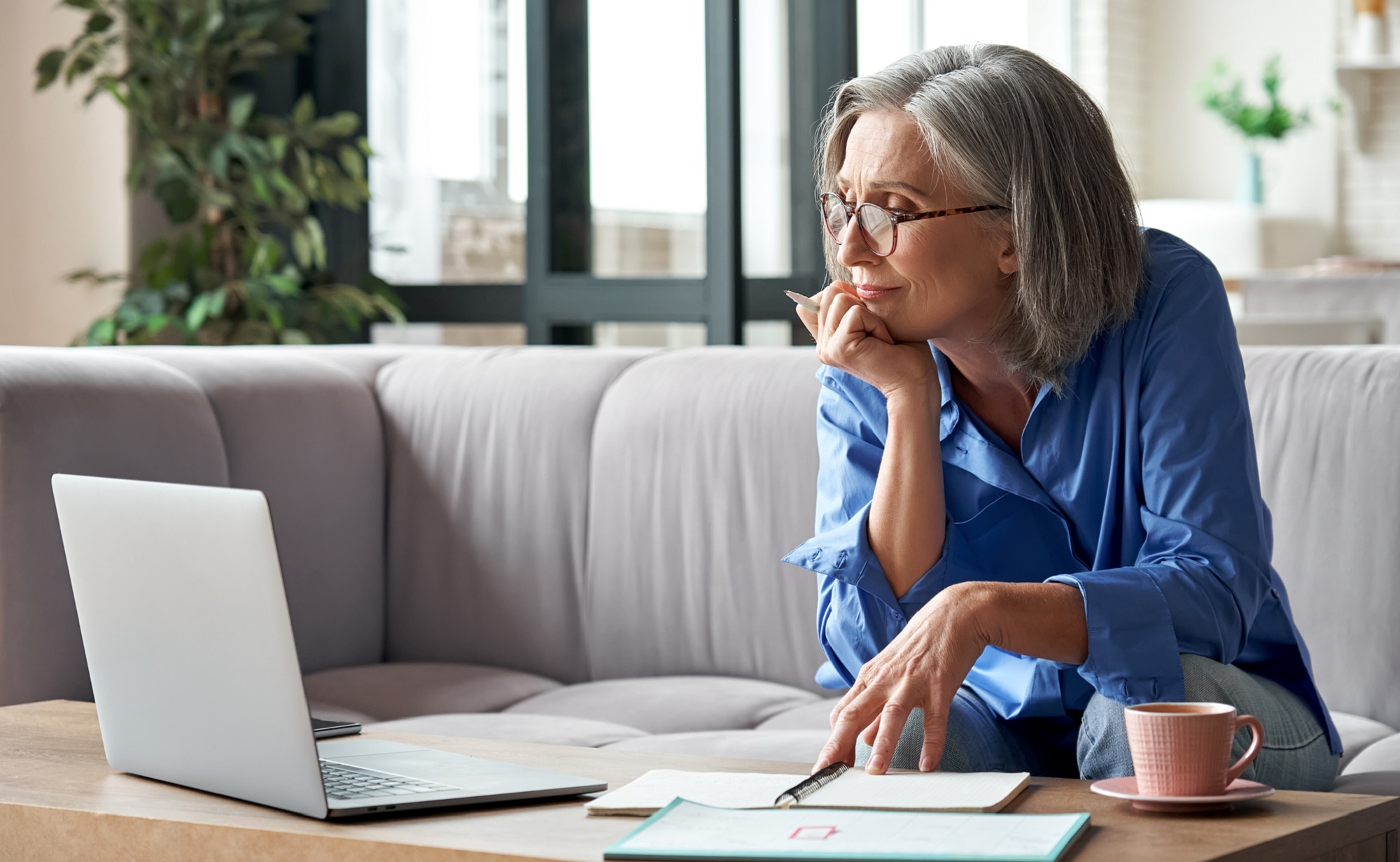 An older woman studying an online course.